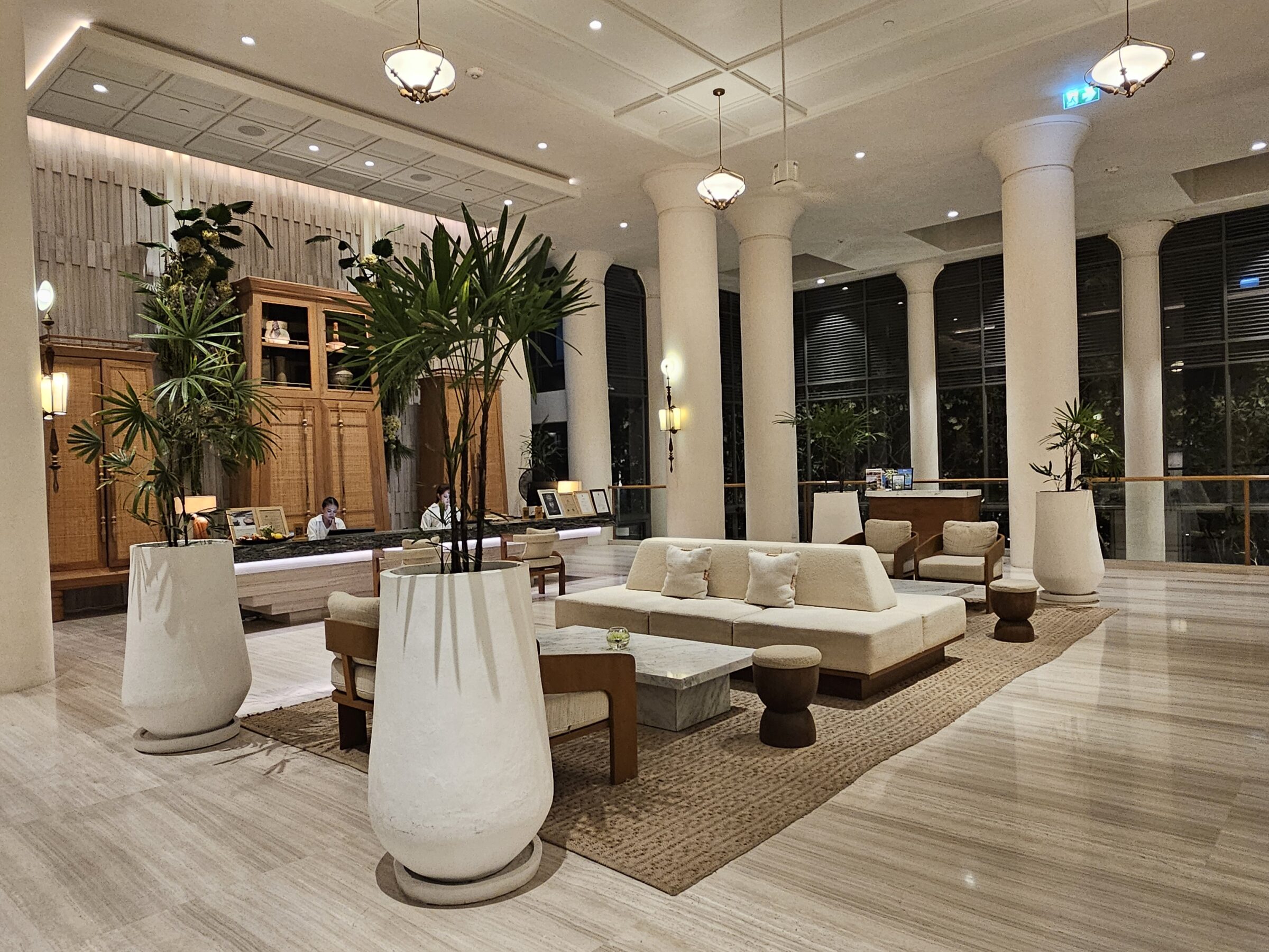 Lobby Centara Reserve Samui กระถางปูน ทรงตอตาล