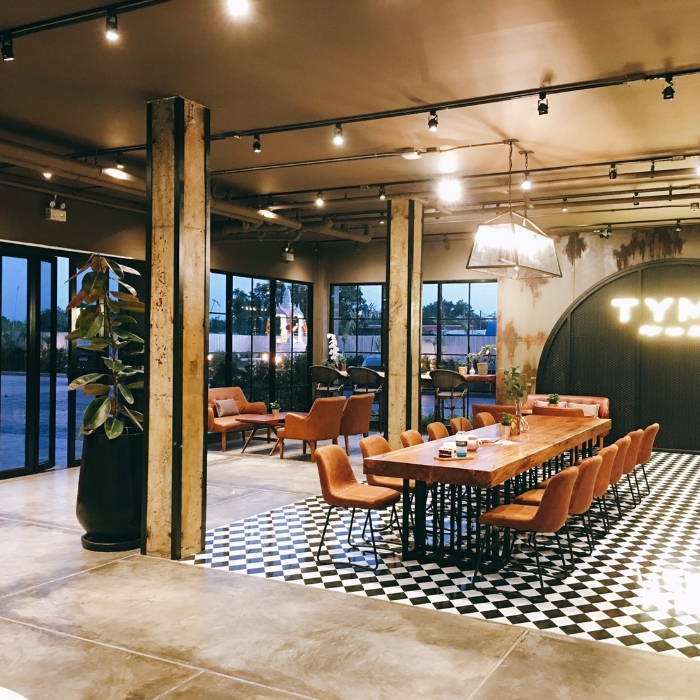กระถางปูนหินขัด-ทรงตอตาล-หินขัดดำเม็ดดำ-ตกแต่ง-พื้นที่-indoor-Hotel-de-trojan