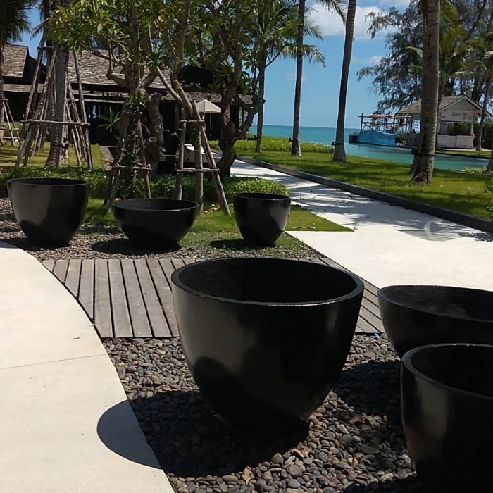 5 เคล็ดลับอัปเกรดแบรนด์โรงแรม รีสอร์ท ด้วยกระถางดีไซน์ (Hospitality Landscaping) 16 กระถางปูนหินขัด ทรงโอเวิล หินขัดดำเม็ดดำ
