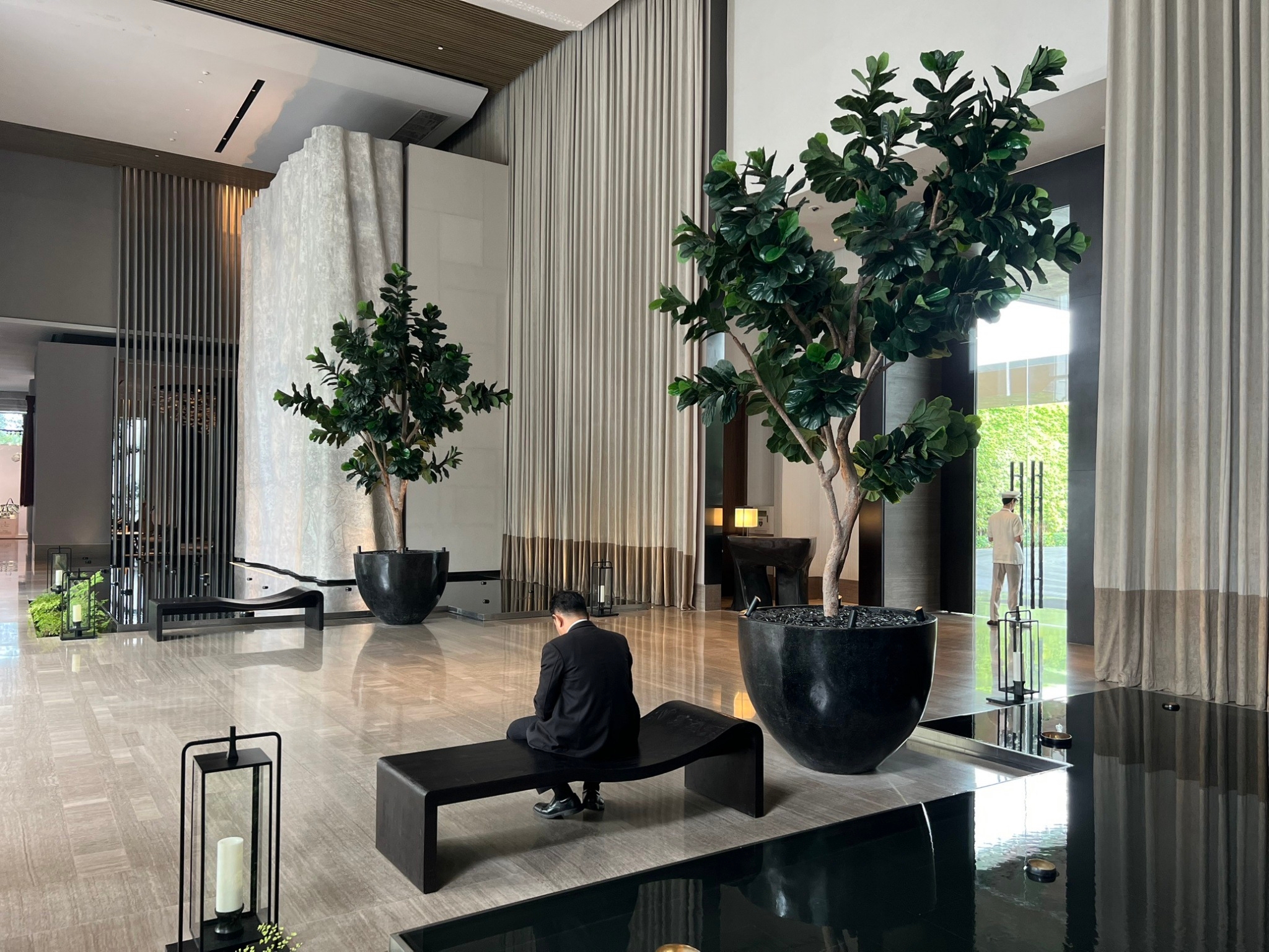 5 เคล็ดลับอัปเกรดแบรนด์โรงแรม รีสอร์ท ด้วยกระถางดีไซน์ (Hospitality Landscaping) 3 LINE ALBUM Four Seasons Hotel Bangkok at Chao Phraya River 250121 2