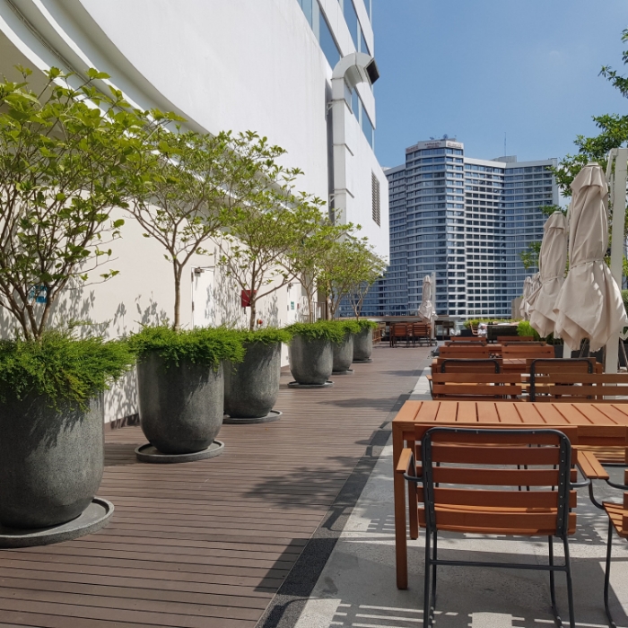 กระถางปูนหินขัด ทรงแคปซูล หินขัดเทา โรงแรม Millenium Hilton Bangkok