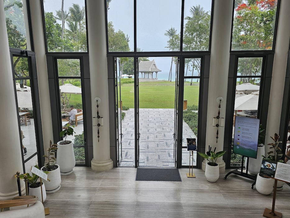 5 เคล็ดลับอัปเกรดแบรนด์โรงแรม รีสอร์ท ด้วยกระถางดีไซน์ (Hospitality Landscaping) 2 กระถางปูน และกระถางไฟเบอร์เคลย์ The Terrace Centara Reserve Samui