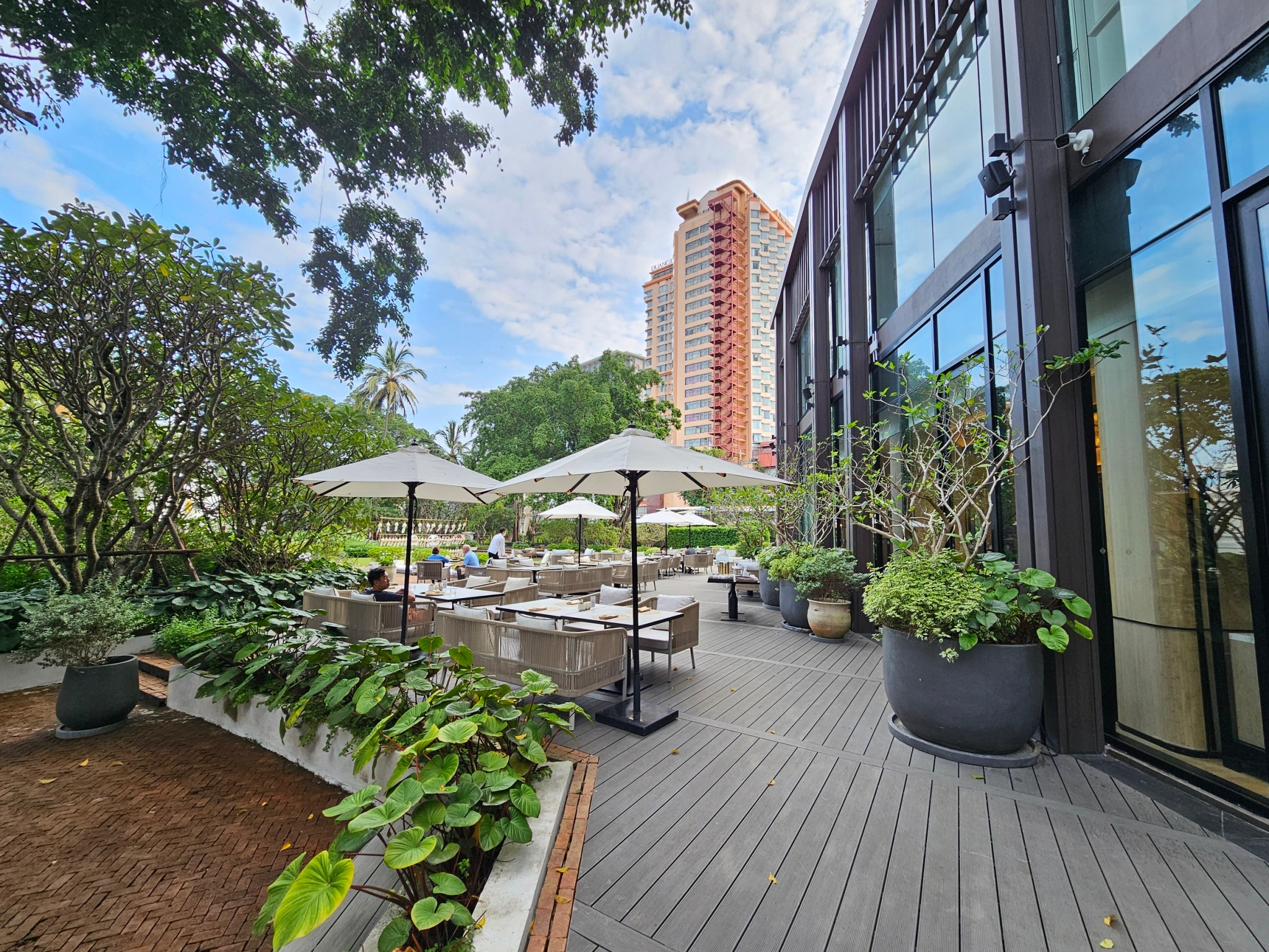 The Power of Placement: ปรับจังหวะพื้นที่และสร้าง Focal Point ด้วยการจัดวางกระถางอย่างมืออาชีพ 6 Intercontinental Chiang Mai The Mae Ping_241204_10